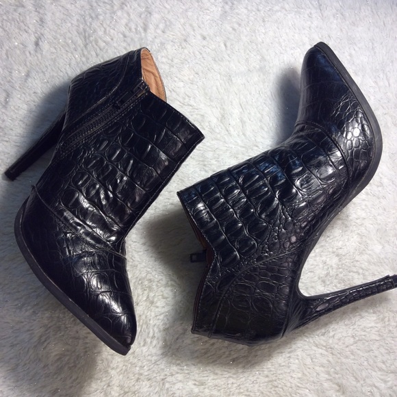 Izabella Rue Shoes - Women’s Boots Izabella Rue Size 8 Black